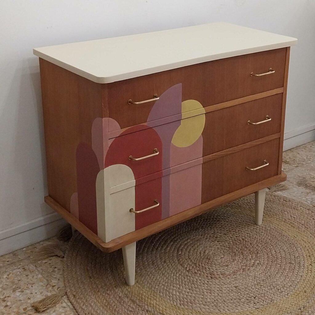 Commode-Années 70-restaurée-décor peint à la main-bois naturel- couleurs chaudes.