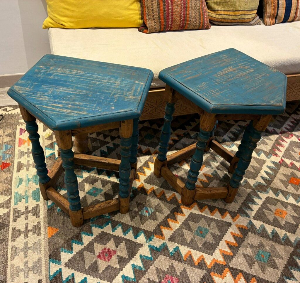 Tabouret-chantre-meuble-d'appoint-peinture-usée-patine