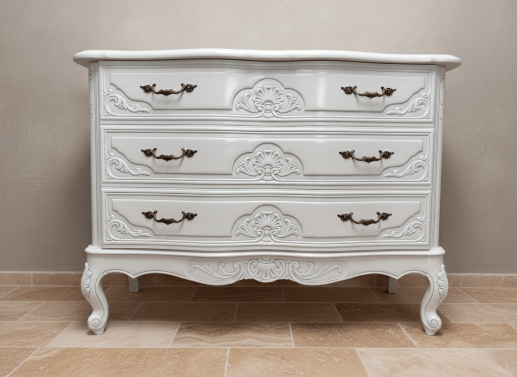 Meuble-Régence-Blanc-patiné-moulures-quincaillerie-laiton