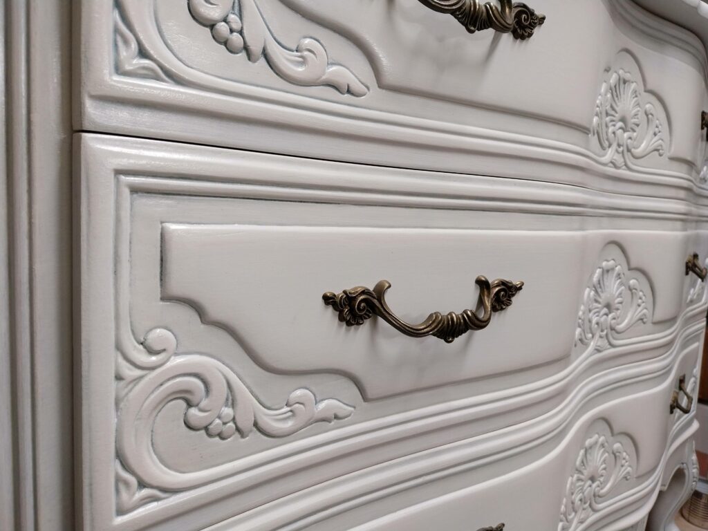 Meuble-Régence-Blanc-patiné-moulures-quincaillerie-laiton