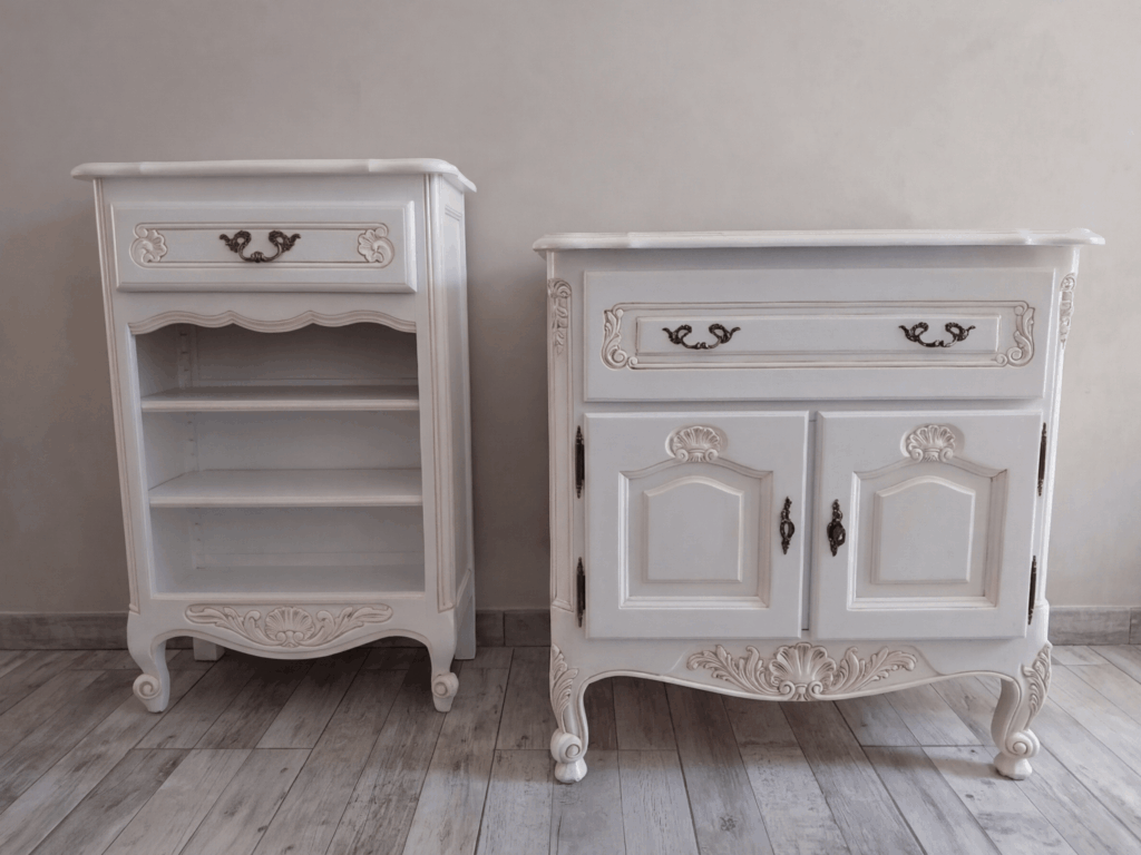 Meubles-blancs-patinés-moulures-Régence