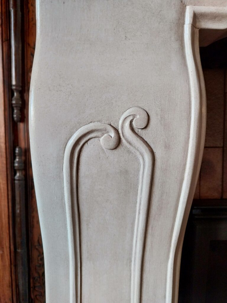Cheminée-galbée-LouisXV-peinte-grège-patine.