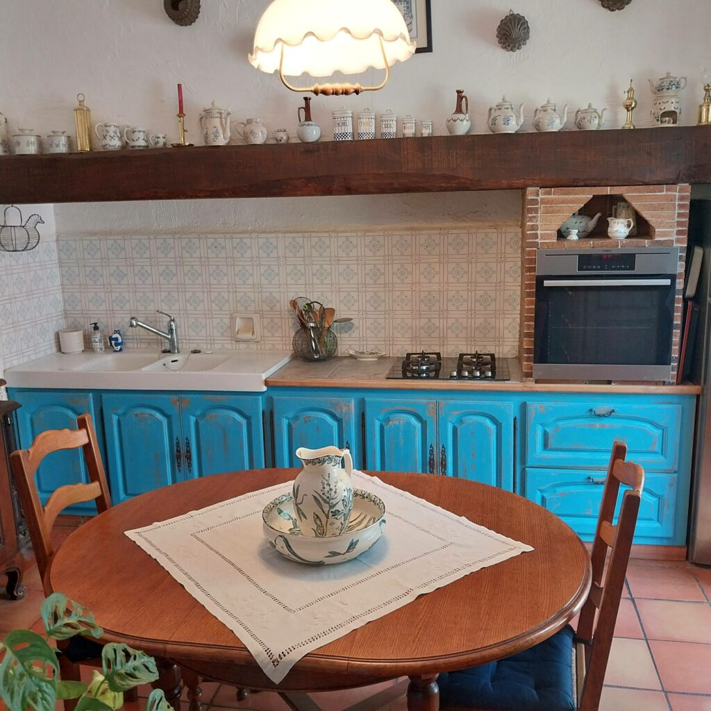Cuisine-intégrée-rustique-peinte-usée